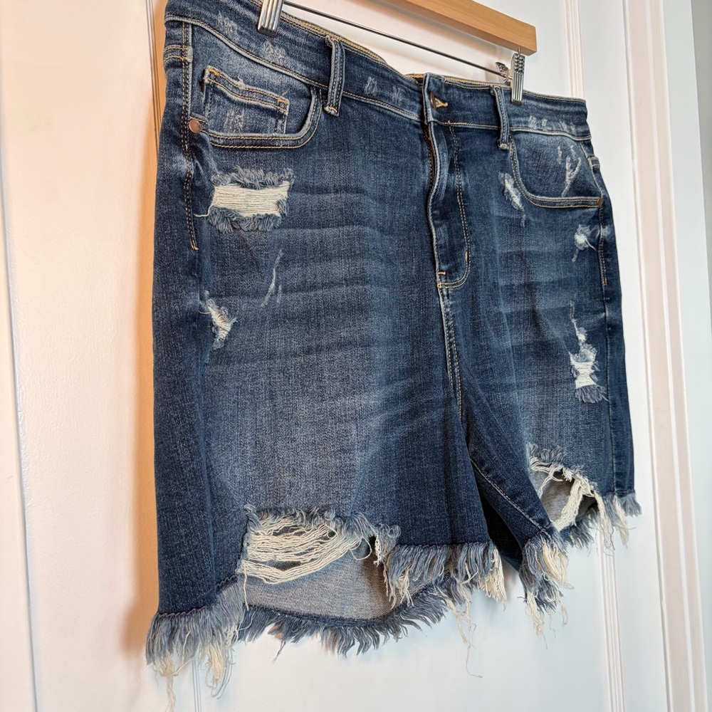 Judy blue distressed denim Shorts - Picture 16 of 16